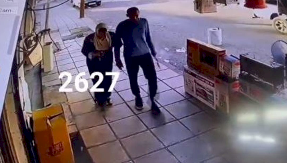 شاهد والدة قاتل تحاول تهريبه.. بعد قتل شقيقين طعناً وجرح والدهما