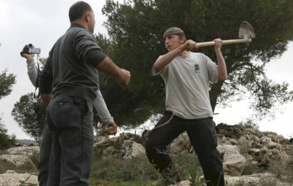 تقرير : اعتداءات المستوطنين جزء من استراتيجية إسرائيلية رسمية للسيطرة على الضفة