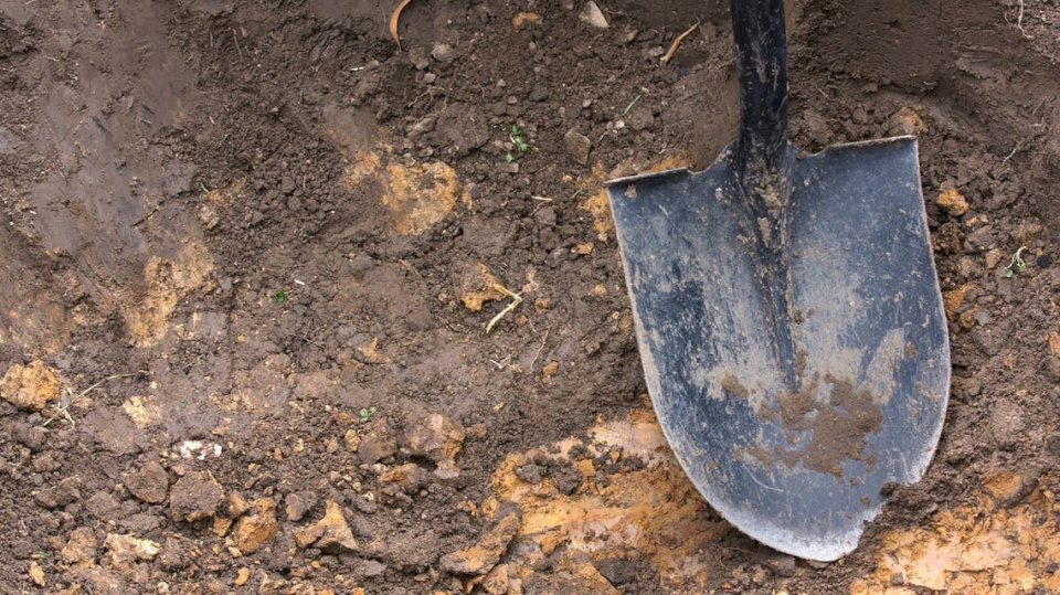 مصرية تدفن زوجها حياً.. تفاصيل الجريمة مُفاجئة!