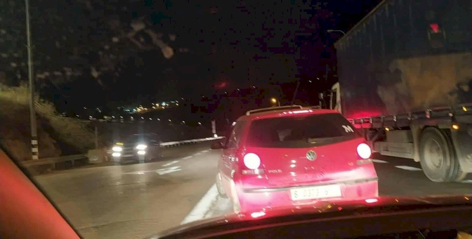 مستوطنون يهاجمون مركبات المواطنين جنوب نابلس