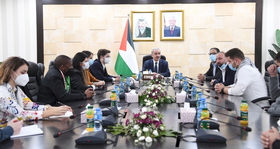 اشتية يدعو الاتحاد العالمي للشباب الاشتراكي للمساهمة في وقف الدعم المالي للمستوطنات