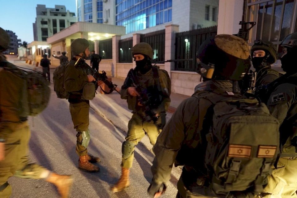 الاحتلال يعتقل 5 مواطنين بالضفة