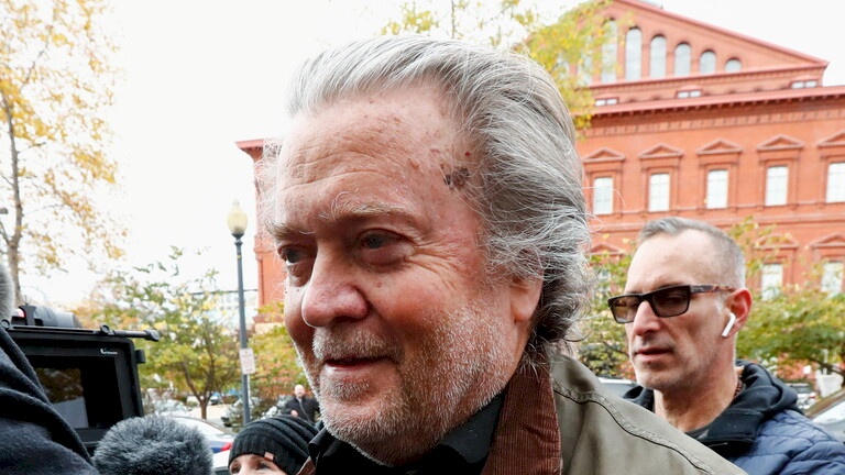 مستشار ترامب السابق يسلم نفسه إلى مكتب التحقيق الفدرالي