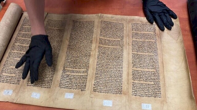 مخطوطة توراة مسروقة من بغداد تصل إلى تجار الآثار بإسرائيل!
