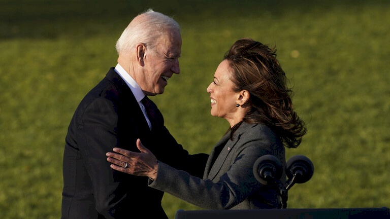 بايدن يُسلم الرئاسة إلى كامالا هاريس.. ما السبب؟