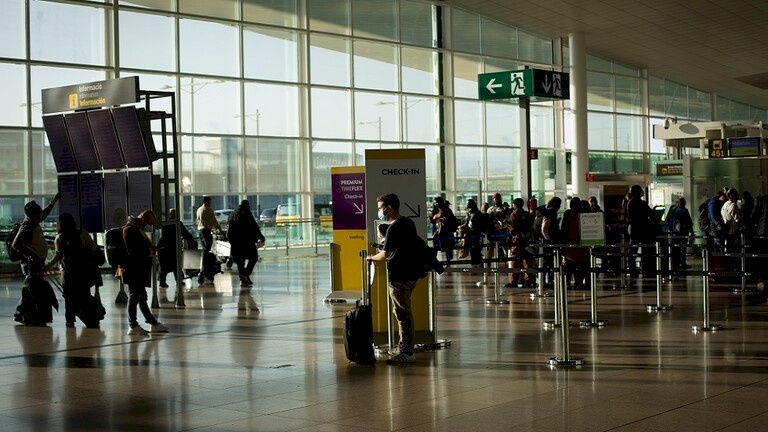 إسبانيا تسمح لفلسطينيين طلبوا اللجوء بالخروج من مطار برشلونة