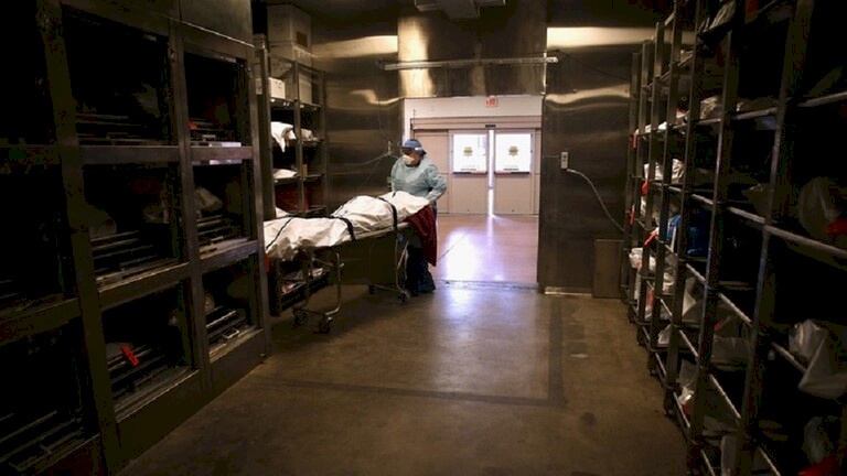 "عائد من الموت".. رجل هندي يمضي ليلة في المشرحة وهو على قيد الحياة