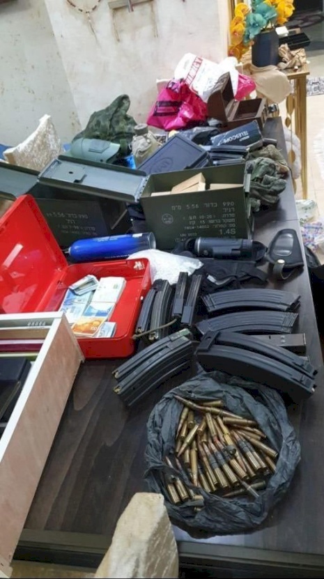 صور| "الشاباك" يزعم اعتقال خلية لحماس خططت لتنفيذ عمليات في "اسرائيل"