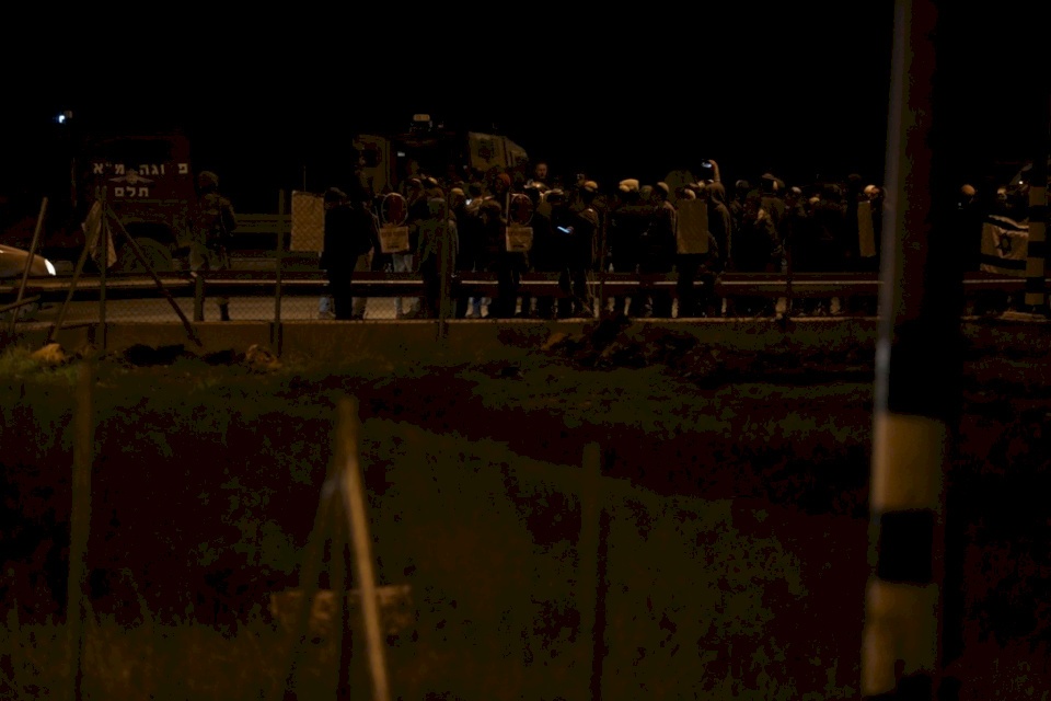 مستوطنون يهاجمون مركبات المواطنين على طريق رام الله- نابلس