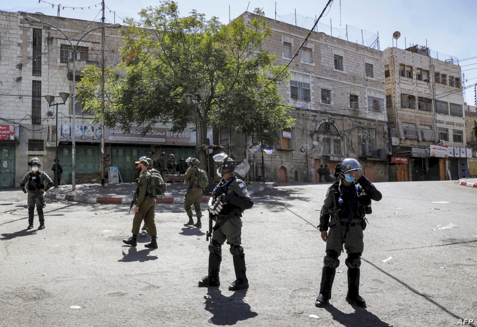 صحيفة عبرية: إسرائيل قلقة من تعقيد حماس بالضفة مقابل ضعف السلطة