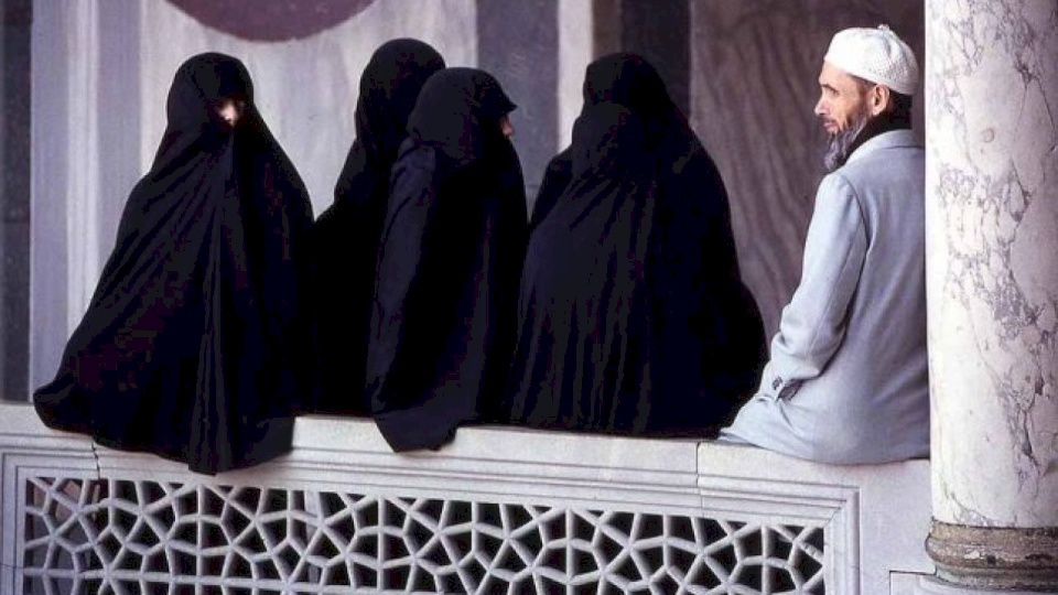 أستاذ فقه أزهري: من قال إن تعدد الزوجات سنّة فهو كاذب
