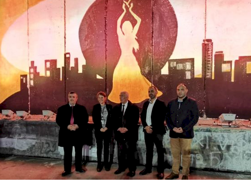 بحضور نائب سفير الاتحاد الاوروبي ومحافظ ورئيس بلدية بيت لحم: تدشين جدارية العنف لا مبرر له على جدار الفصل العنصري