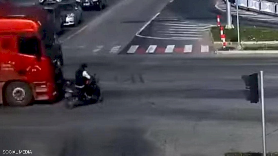 بالفيديو: نجاة سائق دراجة من حادث رهيب بأعجوبة