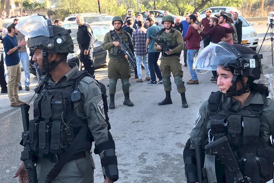 مستوطنون يهاجمون قرية اللبن الشرقية والاحتلال يعتدي على المواطنين 