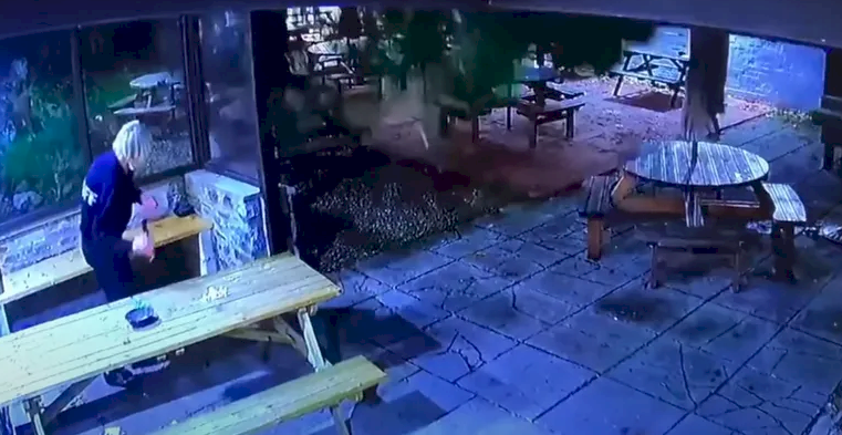 فيديو يرصد المرأة المحظوظة.. نجت من الموت بأعجوبة