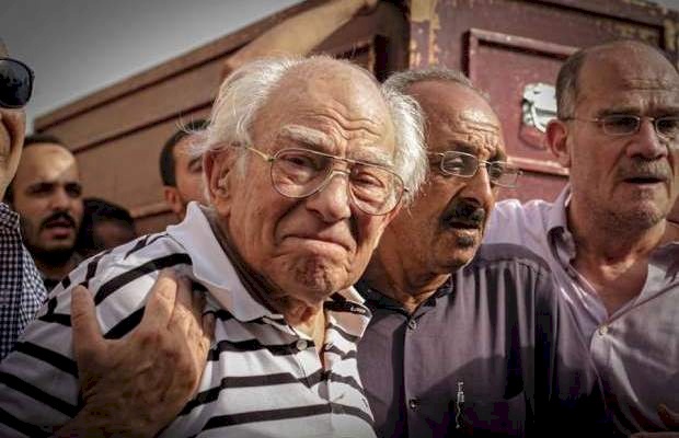 جدل كبير في مصر بعد بكاء فنان كبير على الهواء