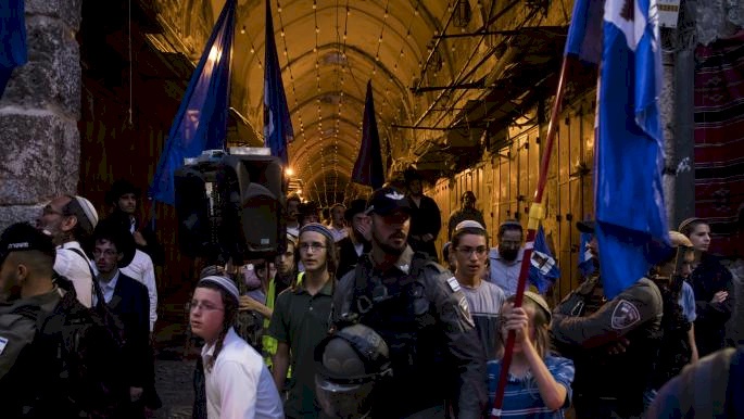 القدس: مستوطنون يحاولون وضع شمعدان على منزل عائلة الكرد