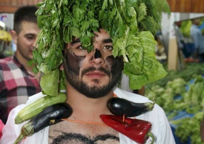يضربون العريس ثم يضعونه في إناء به ماء مغلي.. عادات "مجنونة" للزواج في تركيا (فيديو)