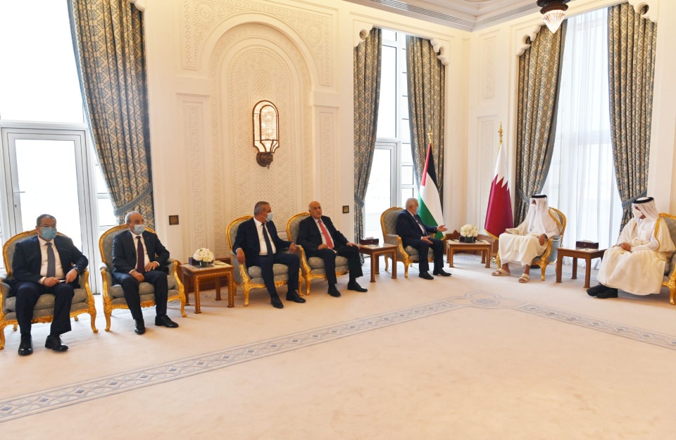 الرئيس عباس يجتمع مع أمير قطر