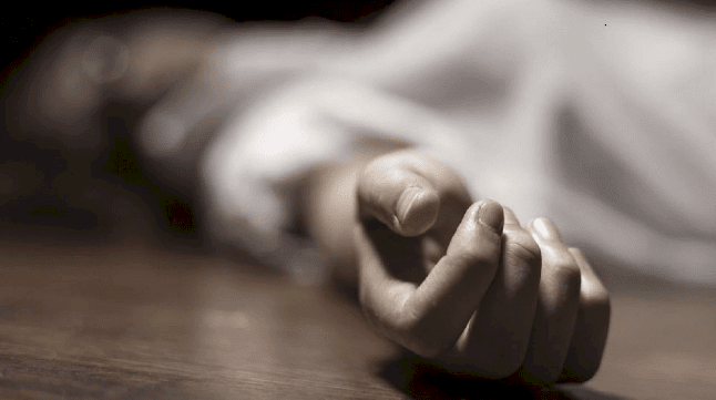 أب يلحق بابنه الميت في جنازة واحدة.. مات وهو ينقل جثمان ابنه بسيارة الموتى!