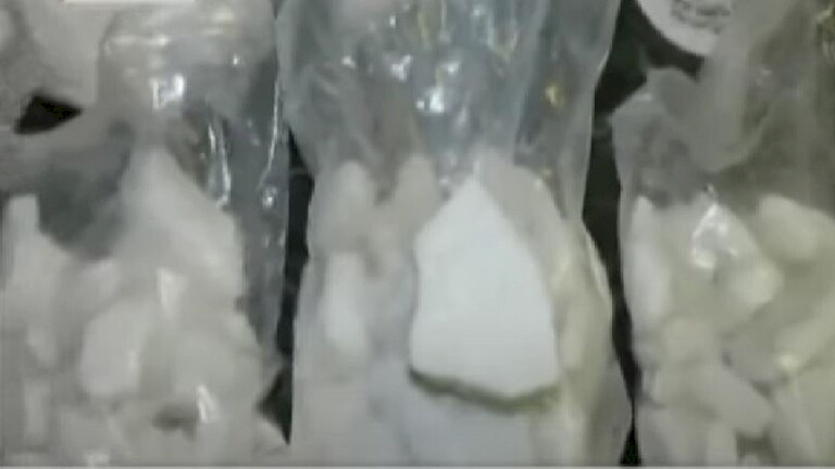 طرد بمطار القاهرة يسقط عصابة جلب مخدر "الآيس" إلى مصر