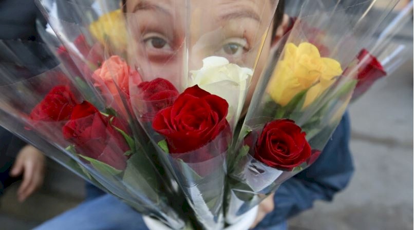 مقيمان "يشتريان" أطفالا من سوريا ليبيعوا الورد في لبنان