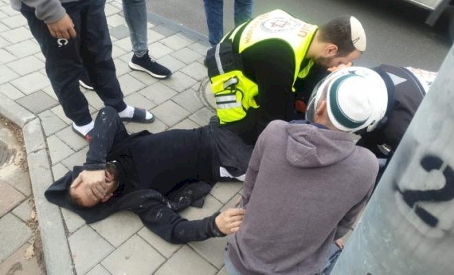 مستوطن يدهس شابين مقدسيين في البلدة القديمة ويلوذ بالفرار