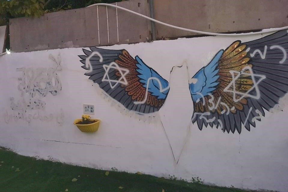 القدس: مستوطنون يخطون شعارات عنصرية في حي الشيخ جرّاح