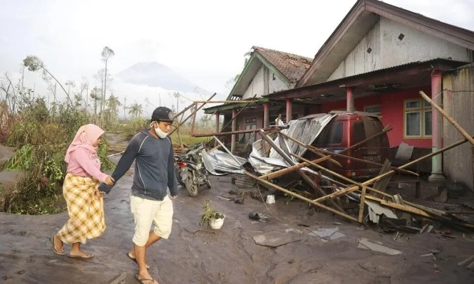 عشرات القتلى والجرحى جراء ثوران بركان "سيميرو" بإندونيسيا