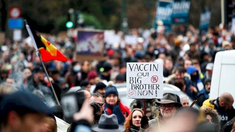 المئات يخرجون في مسيرة معارضة لقيود كورونا في بروكسل