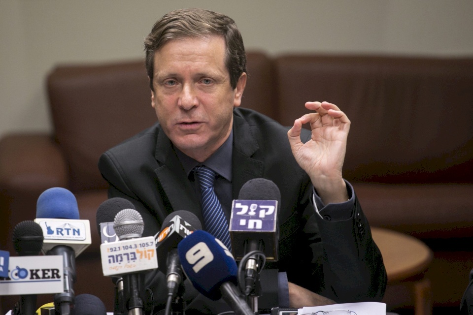 هل ألمح الرئيس الإسرائيلي إلى قرب هجوم على إيران؟