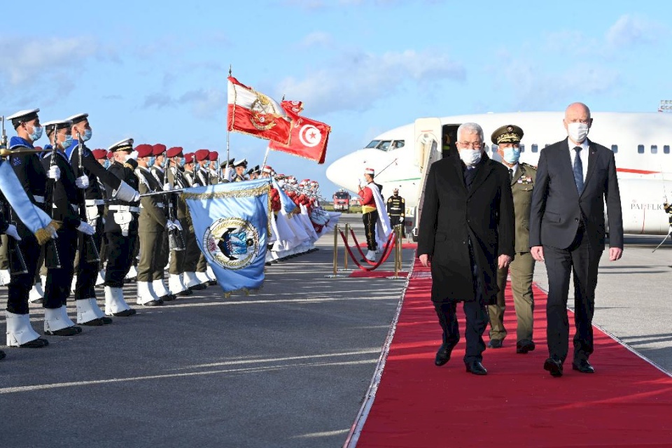 صور- الرئيس عباس يصل تونس في زيارة دولة