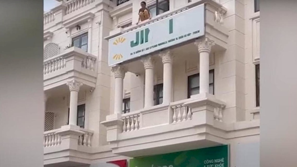 انظر إلى هذه الفتاة كيف تم إنقاذها من الانتحار بقفزة لا تصدق