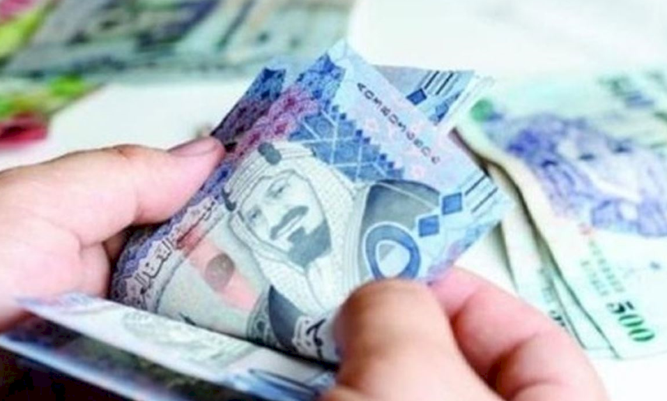 سعودي يهدي طليقته نصف مليون ريال.. والسبب مثير للجدل!