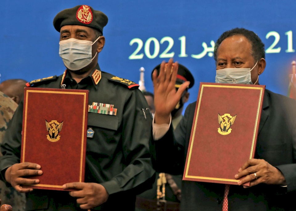 البرهان: نقول لحمدوك امض ونحن من خلفك!