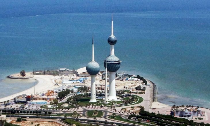 الكويت: أب يدهس بالخطأ أطفاله ويتسبب بوفاة أحدهم