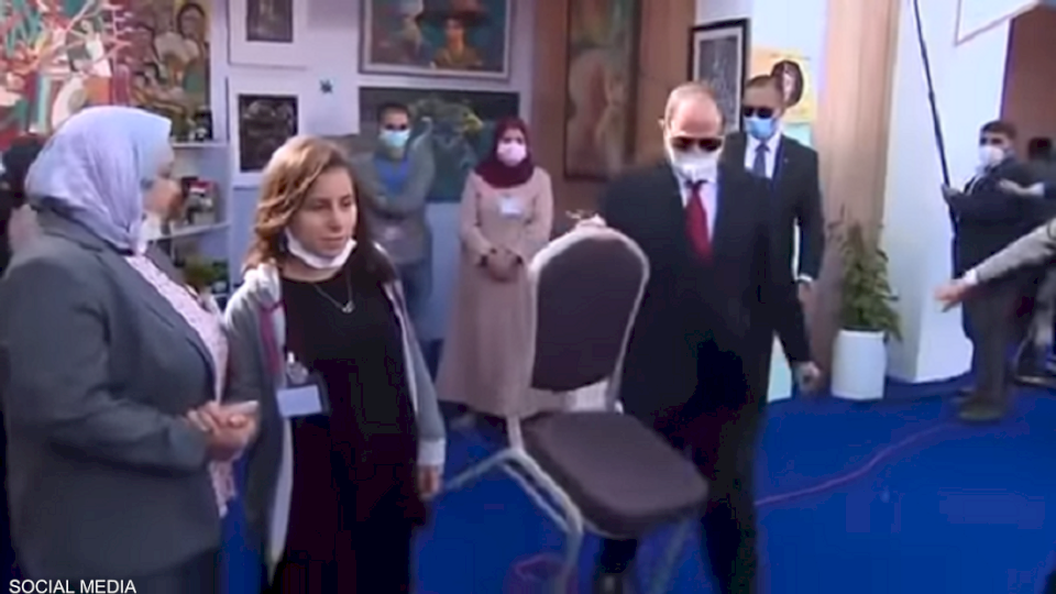 بالفيديو.. موقف إنساني للسيسي "يشعل" مصر