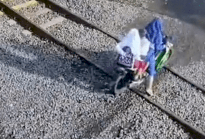 لحظات مرعبة لنجاة امرأة وأطفالها من الموت تحت عجلات قطار بأندونيسيا (فيديو)