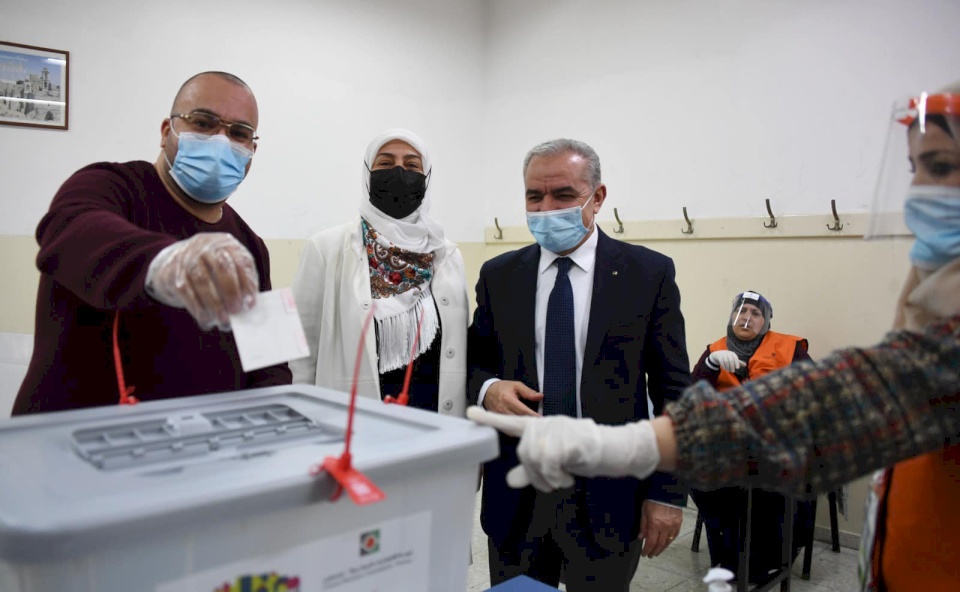 رئيس الوزراء يتفقد مراكز الاقتراع في عدد من قرى شرق رام الله