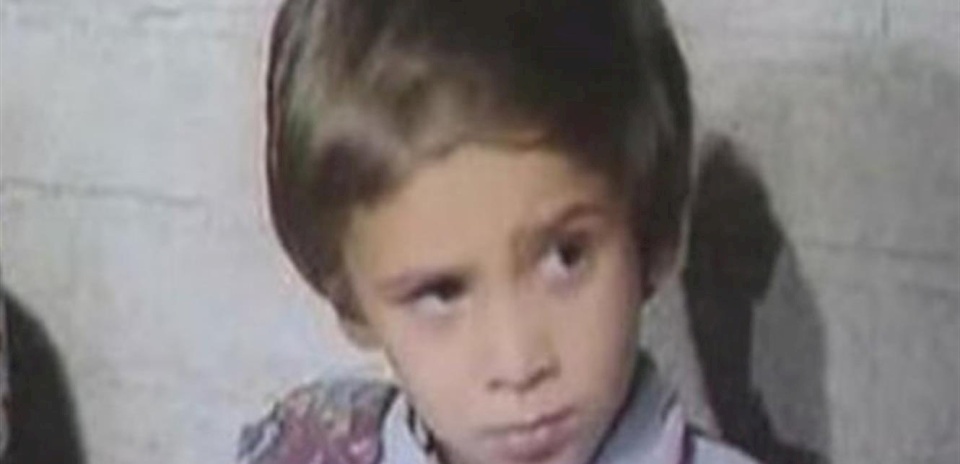 خمنوا من هذا الطفل الذي أصبح ممثلًا مصريًّا شهيرًا