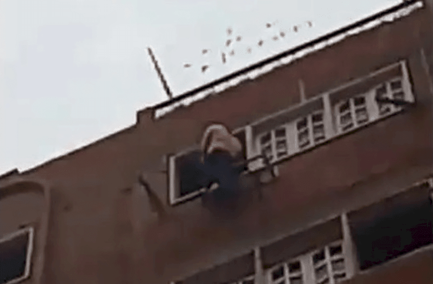 ثوان مُرعبة.. الشرطة تنشر فيديو لحظة إنقاذ شاب حاول الانتحار في الجيزة (فيديو)