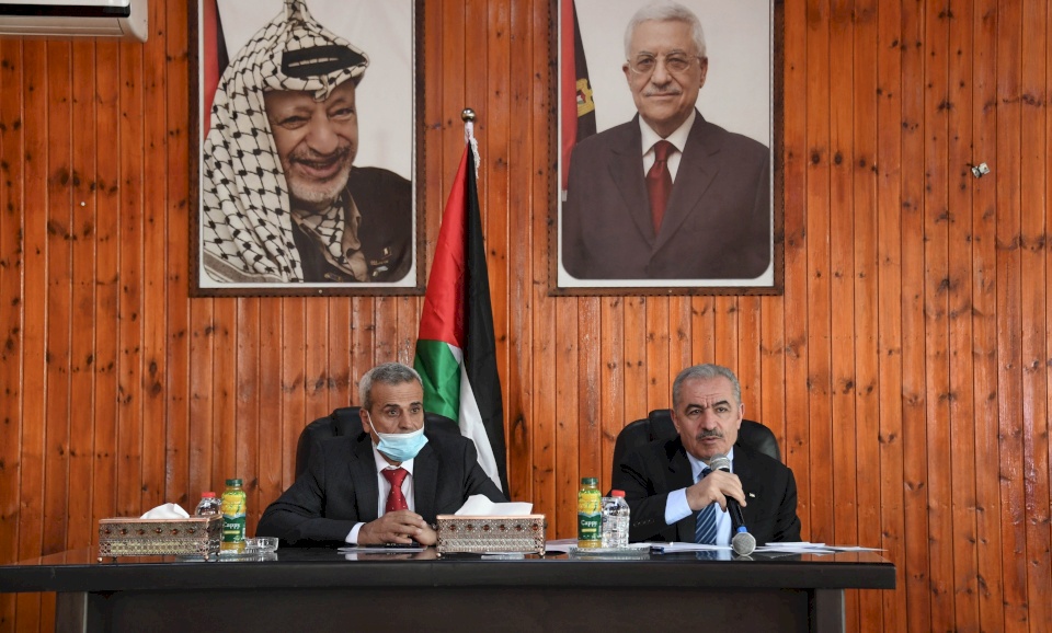 اشتية يلتقي فعاليات قلقيلية ويطلع على أهم احتياجاتها