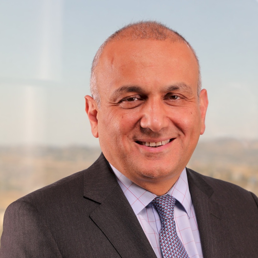 عمار العكر يكشف عن توليه منصباً جديداً في مجموعة الاتصالات الفلسطينية