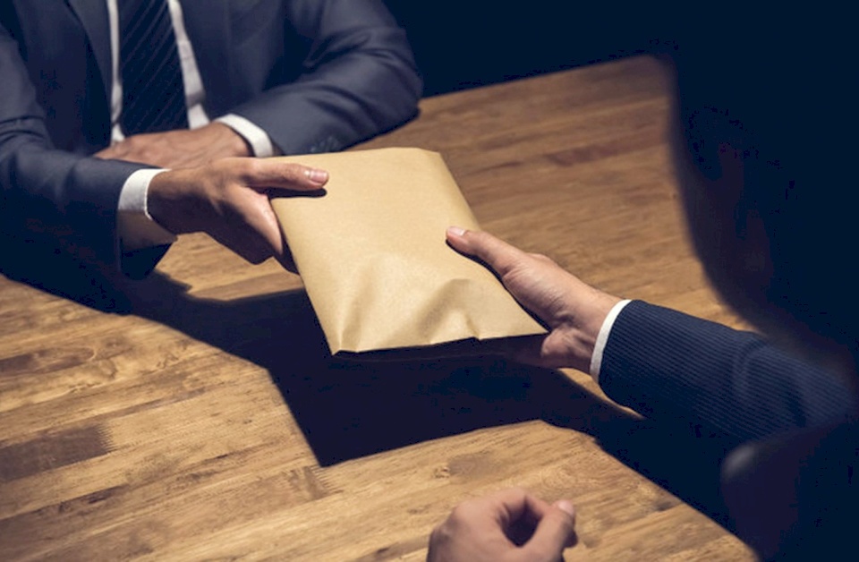 السجن 3 سنوات لموظف حكومي أدين بطلب وقبول الرشوة