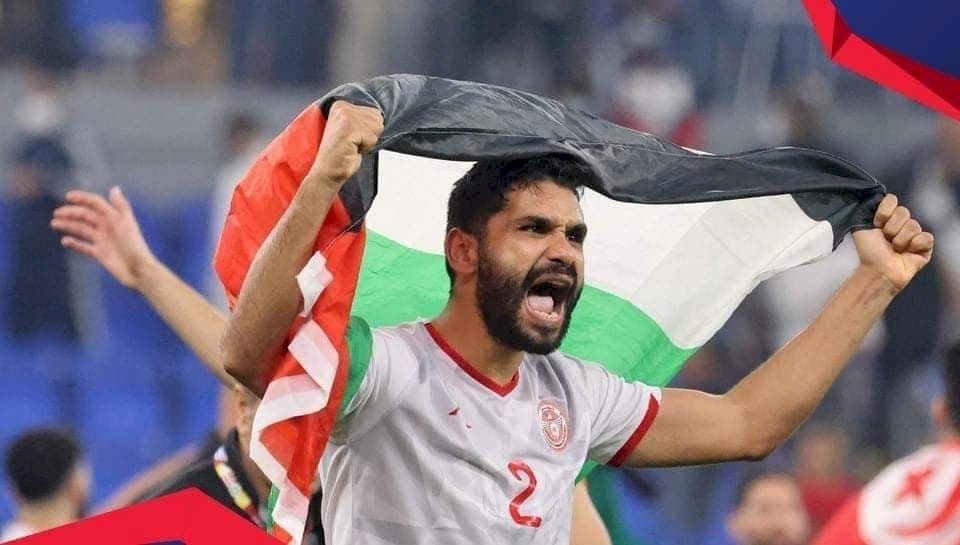 لاعبو منتخب تونس يرفعون علم فلسطين 