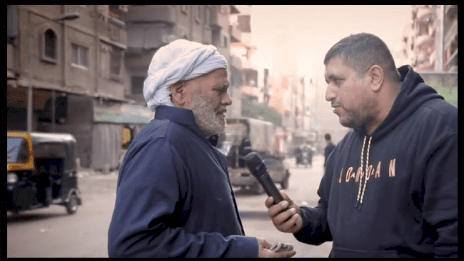 مسن مصري يتصدر منصات التواصل الاجتماعي.. موقفه أفطر قلوب الجميع (فيديو)