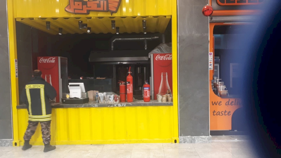 فيديو| الدفاع المدني يخلي "لاكاسا مول" نتيجة اندلاع حريق في احد المطاعم 