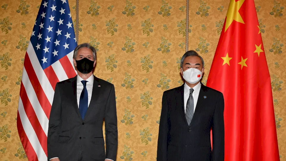 وزير الخارجية الصيني يقول إن بكين لن تخشى مواجهة مع أمريكا