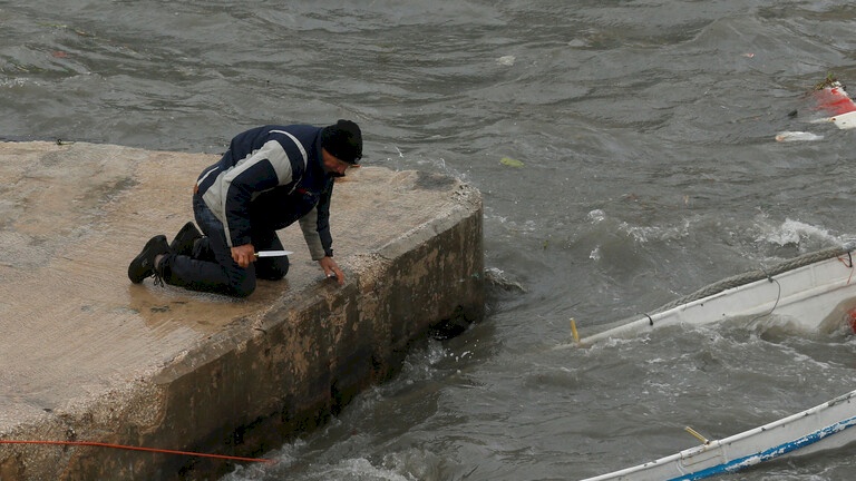 اليونان.. إنقاذ 12 شخصا وفقدان آخرين إثر غرق قارب يقل مهاجرين