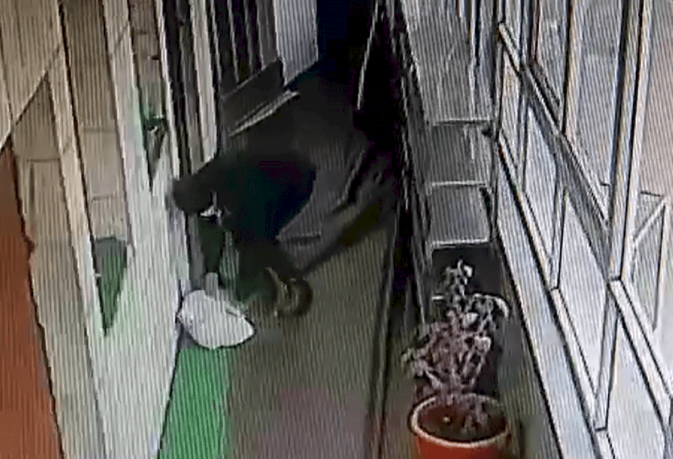 فيديو وصور| شابة تتخلى عن طفلها الرضيع في ساحة مسجد بالرام